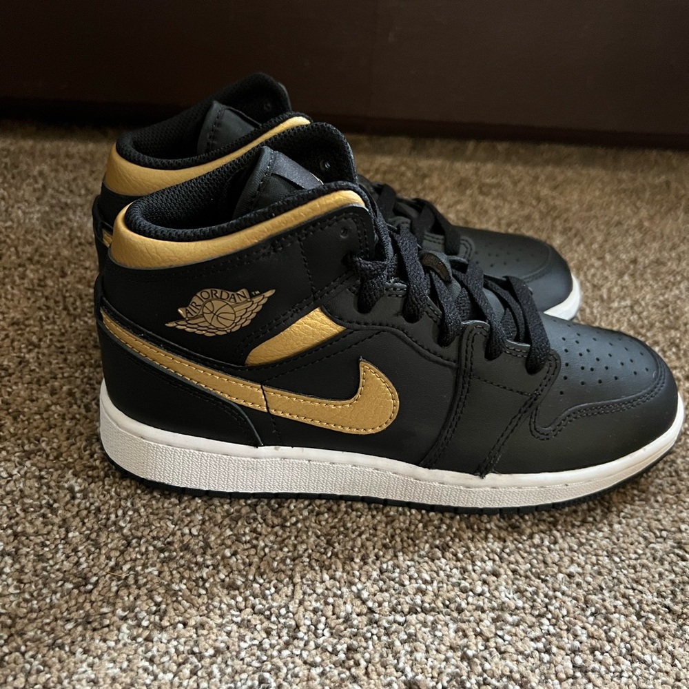 Jordan AJ 1 Mid-Nike Kids' Black and Gold Sneakers
